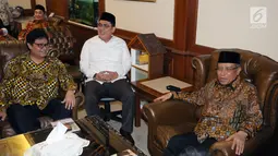 Ketum Partai Golkar, Airlangga Hartarto (kiri) bersama Ketum PBNU, Said Aqil Siradj jelang melakukan pertemuan di Jakarta, Jumat (8/6). Pertemuan kedua tokoh bersama jajarannya berlangsung tertutup. (Liputan6.com/Helmi Fithriansyah)