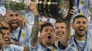 Penyerang Argentina, Lionel Messi mengangkat trofi Copa America 2021 Conmebol usai mengalahkan Brasil 1-0 pada babak final di Stadion Maracana di Rio de Janeiro, Brasil, pada 10 Juli 2021. (AFP/NELSON ALMEIDA)