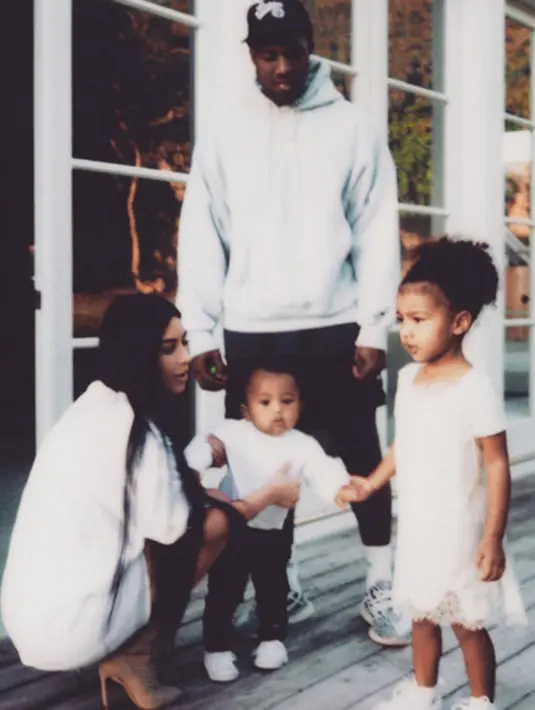 Mengunggah foto bersama suami dan kedua anaknya, North dan Saint West di Instagram, Kim menyertakan tulisan keterangan foto “Family”. Cukup singkat dan sederhana, namun foto tersebut memiliki makna yang sangat berarti. (Instagram/kimkardashian)