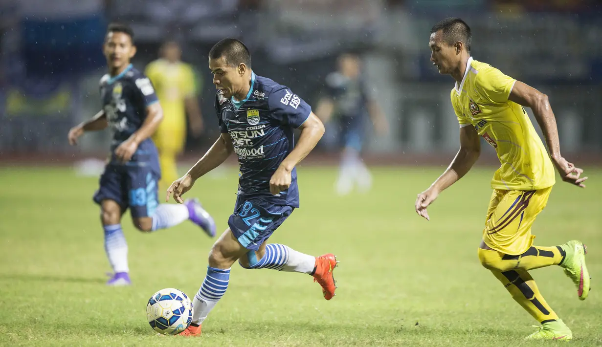 Penyerang Persib, Tantan, menggiring bola dengan cepat ke arah jantung pertahanan PS Polri. (Bola.com/Vitalis Yogi Trisna)