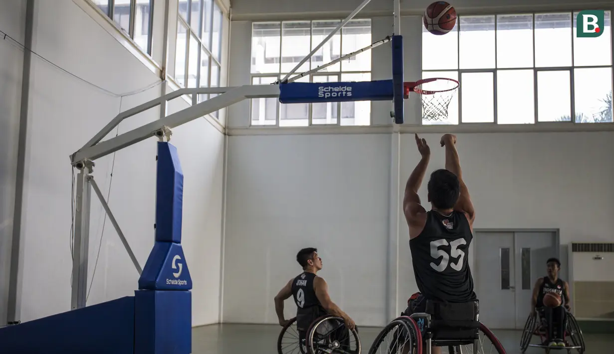 Pebasket kursi roda Indonesia, Donald Santoso, melakukan shooting saat latihan di Lapangan basket Istana Kana, Jakarta Pusat, Senin (17/9/2018). Tim basket kursi roda Indonesia bersiap hadapi Asian Para Games. (Bola.com/Vitalis Yogi Trisna)