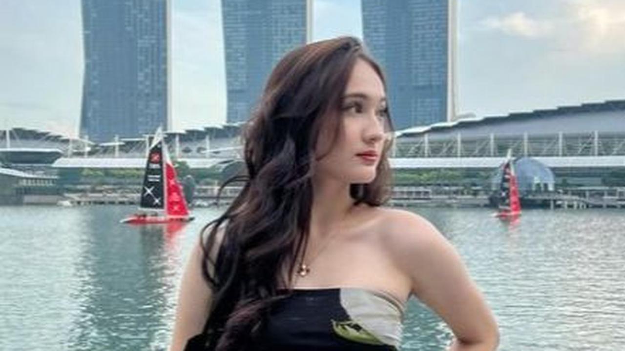 Laura Moane Bergaya Cantik