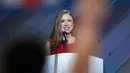 Chelsea Clinton berbicara dalam penutupan Konvensi Nasional Partai Demokrat di Philadelphia, Pennsylvania, AS, Kamis (28/7). Chelsea merupakan putri tunggal dari mantan Presiden Amerika Serikat,  Bill Clinton dan Hillary Clinton. (REUTERS/Mark Kauzlarich)