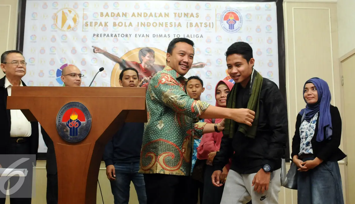 Menpora, Imam Nahrawi (tengah) memberikan cenderamata saat pelepasan Evan Dimas di Kemenpora, Jakarta, Selasa (2/2/2016). Evan akan mengikuti program pembinaan usia muda klub RCD Espanyol selama empat hingga lima bulan. (Liputan6.com/Helmi Fithriansyah)
