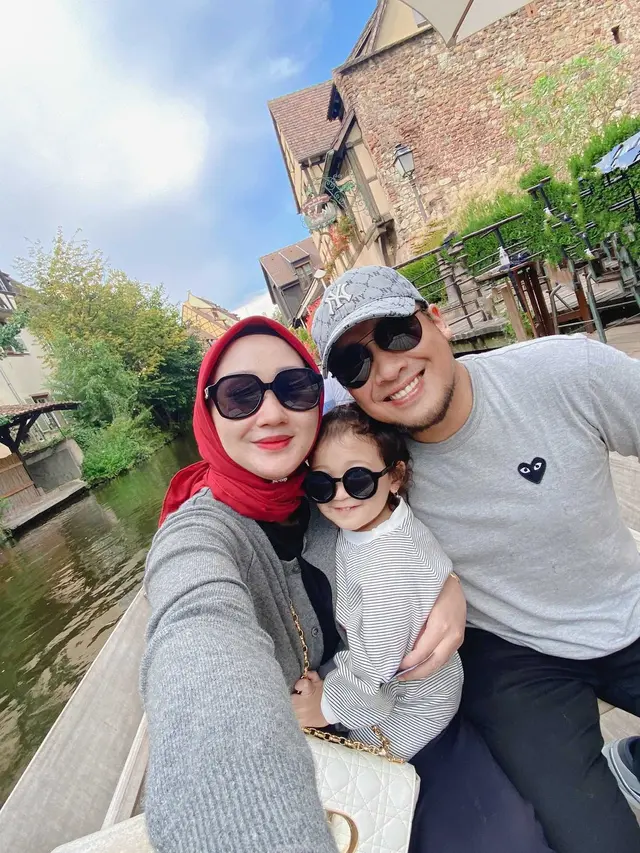 Tampil Stylish, Ini 7 Momen Liburan Keluarga Dian Pelangi Ke Prancis