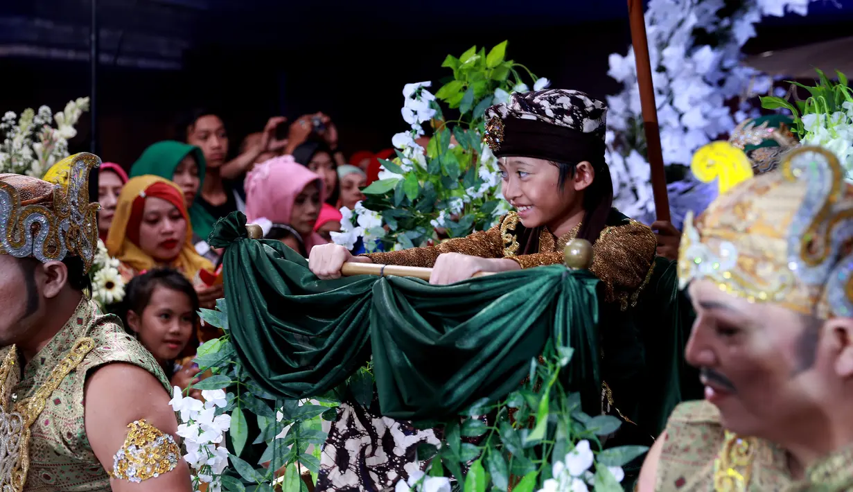 Acara khitanan dari Rizwan Fadillah Adriansyah Sutisna ini berlangsung meriah dan ramai. (Wimbarsana/Bintang.com)