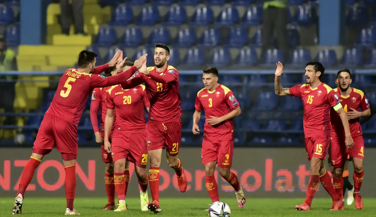 Gelandang Montenegro, Ilija Vukotic berselebrasi bersama rekan setimnya setelah mencetak gol ke gawang Belanda pada pertandingan grup G  kualifikasi Piala Dunia 2022 di stadion City di Podgorica, Montenegro, Minggu (14/11/2021). Belanda bermain imbang atas Montenegro 2-2. (AP Photo/Risto Bozovic)
