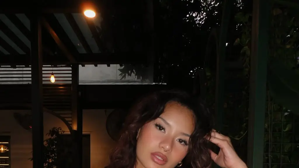 Kakak dari Aaliyah Massaid tersebut tampil dengan gaya riasan baddie makeup look yang sedang tren, memancarkan kesan bold, glamor, sekaligus penuh percaya diri. [@zahwamassaid].