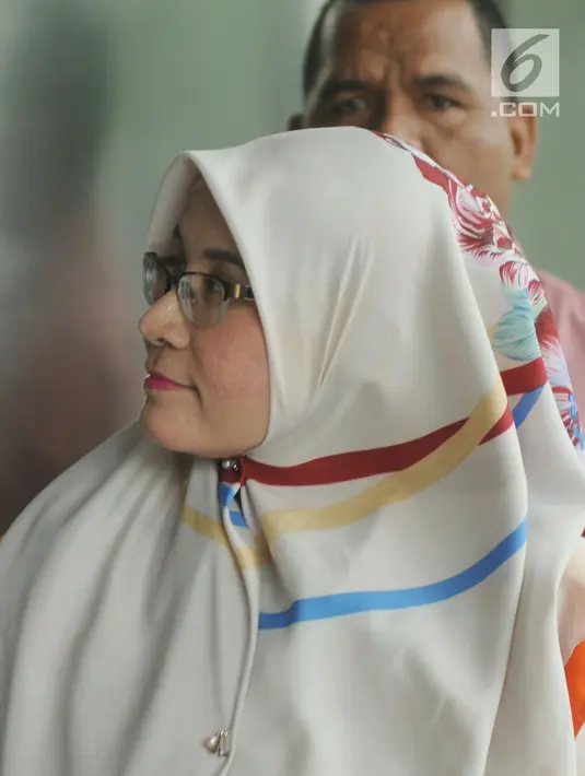 Hakim PN Tangerang Wahyu Widya Nurfitri bersiap menjalani pemeriksaan di KPK, Jakarta, Rabu (18/4). Nurfitri diperiksa untuk melengkapi berkas terkait suap penangan putusan perkara perdata di PN Tangerang dalam sengketa Tanah. (Merdeka.com/Dwi Narwoko)