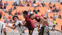 Pemain Timnas&nbsp;Spanyol U-17,&nbsp;Marc Guiu (tengah), gagal memanfaatkan bola hasil tendangan sudut&nbsp;saat pertandingan perempat final Piala Dunia U-17 2023 melawan Jerman U-17 yang berlangsung di Jakarta International Stadium, Jumat (24/11/2023). (Bola.com/M Iqbal Ichsan)