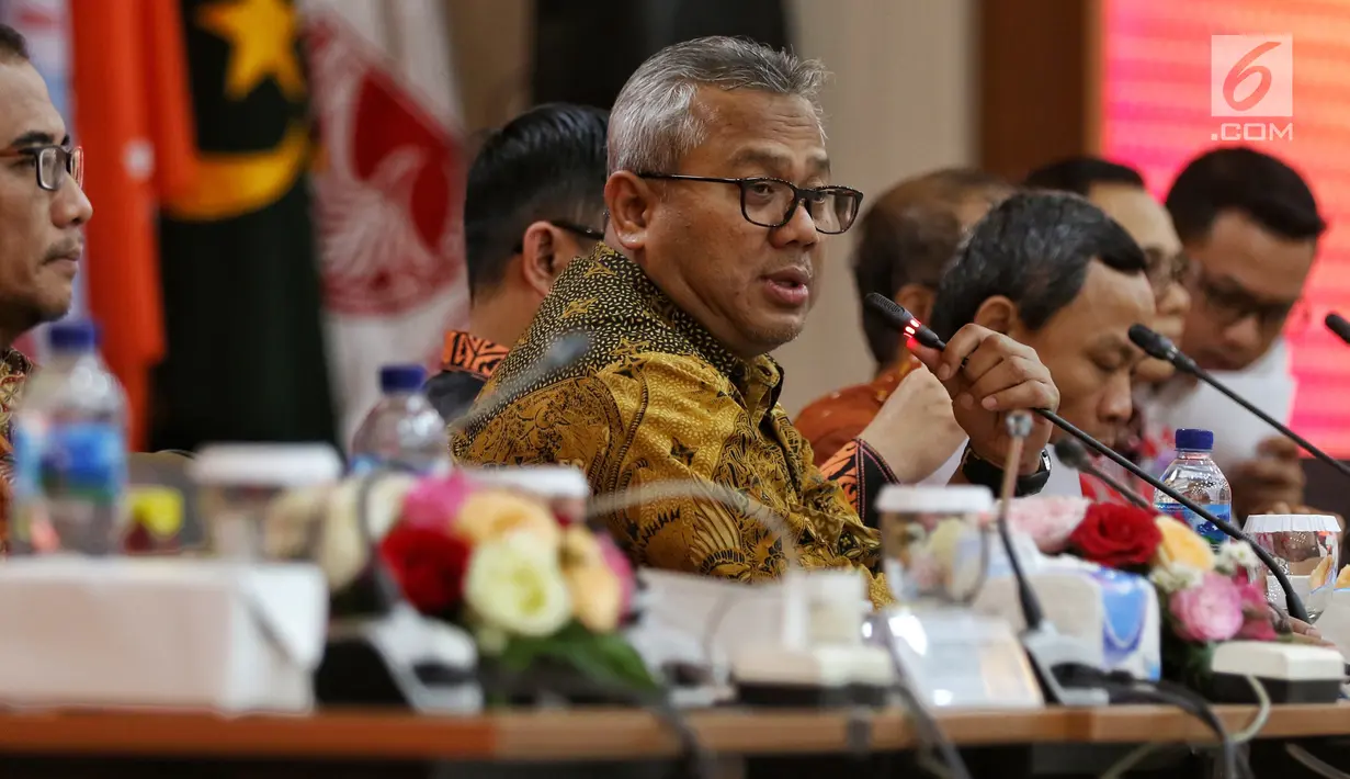Ketua KPU Arief Budiman saat mengikuti Rapat Pleno di Gedung, KPU, Jakarta, Senin (8/4). Rapat pleno tersebut membahas Rekapitulasi Daftar Pemilih Pemilu 2019 pasca-putusan Mahkamah Konstitusi (MK). (Liputan6.com/Johan Tallo)