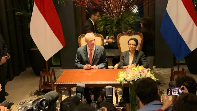 Menlu Retno Marsudi menandatangani dua MoU dengan Menlu Belanda Stephanus Abraham.
