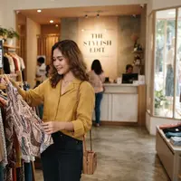 Membeli baju diskon (AI Generated)