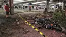Kendaraan bermotor tertimbun reruntuhan bangunan parkir bertingkat akibat gempa di Mal Galeria, Ngurah Rai, Bali, Minggu malam (5/8). Gempa 7 SR sekitar 27 km Timur Laut Lombok Utara, NTB mengakibatkan bangunan parkir rusak. (Liputan6.com/Johan Tallo)