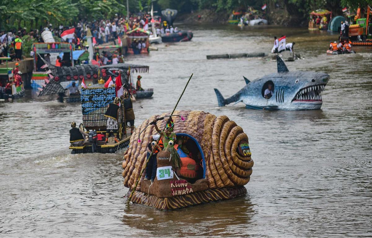 Foto: Seru! Festival Perahu Daur Ulang Hiasi Ciliwung, 43 Perahu Melaju dari Sampah Plastik