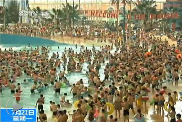 1,3 juta orang berdesakan di kolam renang ini | Foto: copyright rocketnews24.com