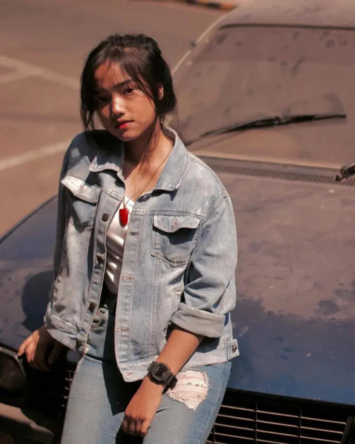 8 Pilihan Gaya Padu Padan Jeans ala Fuji, Super Stylish dan Kece Abis
