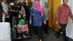 Mensos, Khofifah Indar Parawansa saat tiba menghadiri pembukaan peringatan hari lajut usia nasional (HLUN) yang mengambil tema Bersama membangun kepedulian terhadap lanjut usia di TMPNU Kalibata, Jakarta, Kamis (4/6/2015). (Liputan6.com/Johan Tallo)