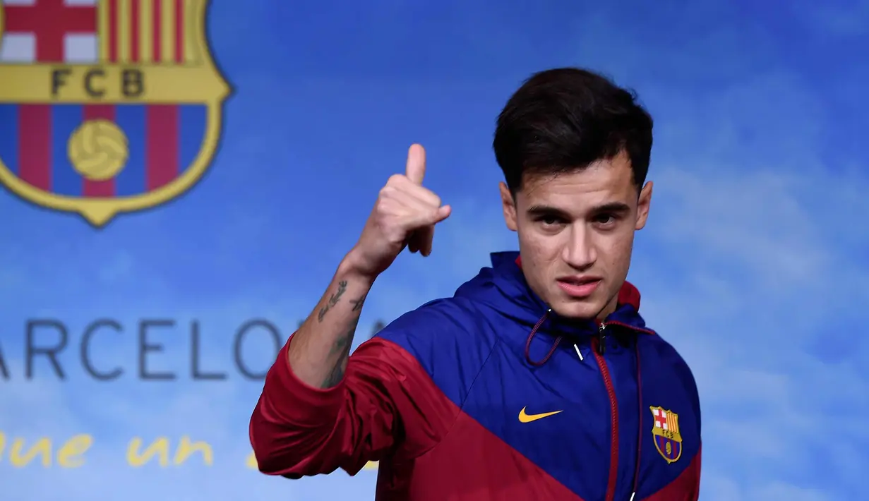 Gelandang Brasil, Philippe Coutinho Correia menyapa awak media saat perkenalan dirinya menjadi pemain Barcelona di Camp Nou, Barcelona, (7/1). (AFP Photo/Josep Lago)