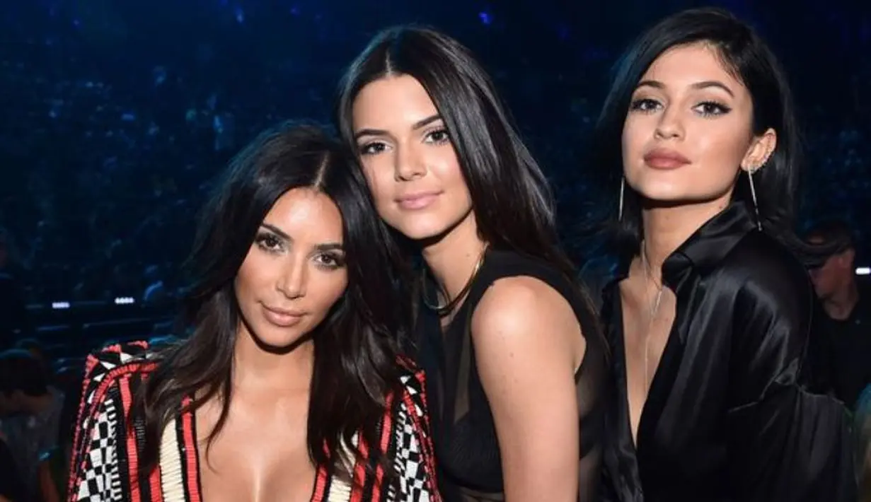 Bukan hanya Kendall dan Kim, spekulasi yang menyatakan Kylie Jenner ikut pun hadir. (periskopi)