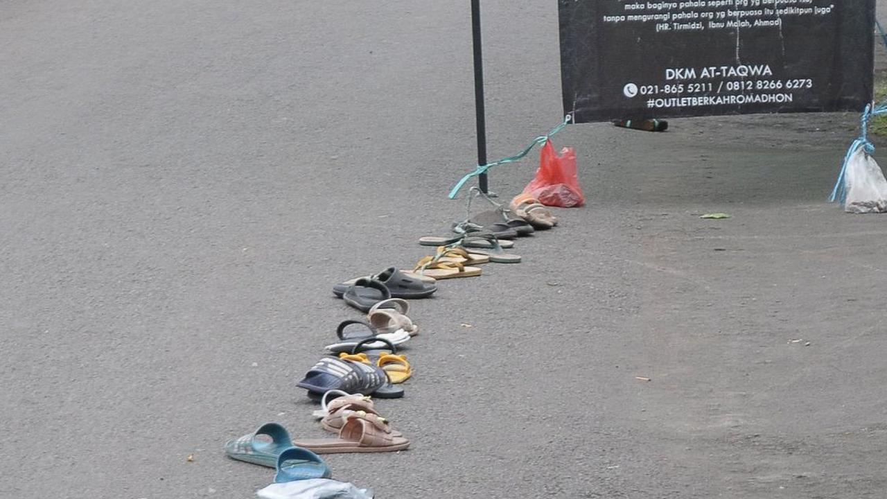 Kegiatan bagi-bagi takjil ini mendapatkan sambutan antusias. Bahkan, warga sudah menempatkan sandal di garis antrean agar mendapatkan takjil dari Masjid At-Taqwa tersebut.&nbsp;Merdeka.com/Imam Buhori