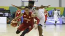 Aksi Pebasket Indonesia, Daniel Wenas, saat melawan India pada final Invitation Tournament Asian Games 2018 di GBK Hall Basket, Jakarta. Indonesia menang 78-68 atas India. (Bola.com/Peksi Cahyo)