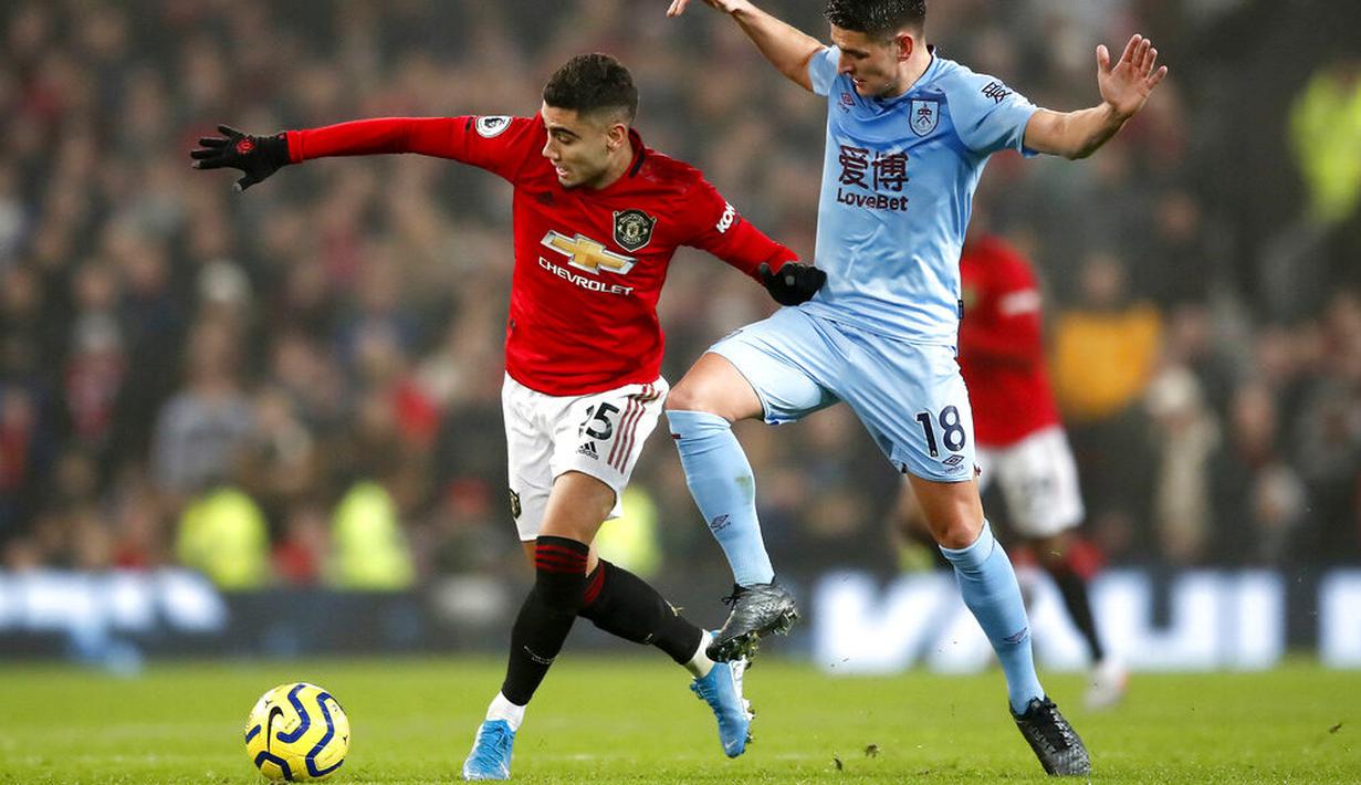 Pemain Manchester United, Andreas Pereira, berebut bola dengan pemain Burnley, Ashley Westwood, pada laga Premier League di Stadion Old Trafford, Kamis (23/1/2020). Manchester United takluk 0-2 dari Burnley. (AP/Martin Rickett)