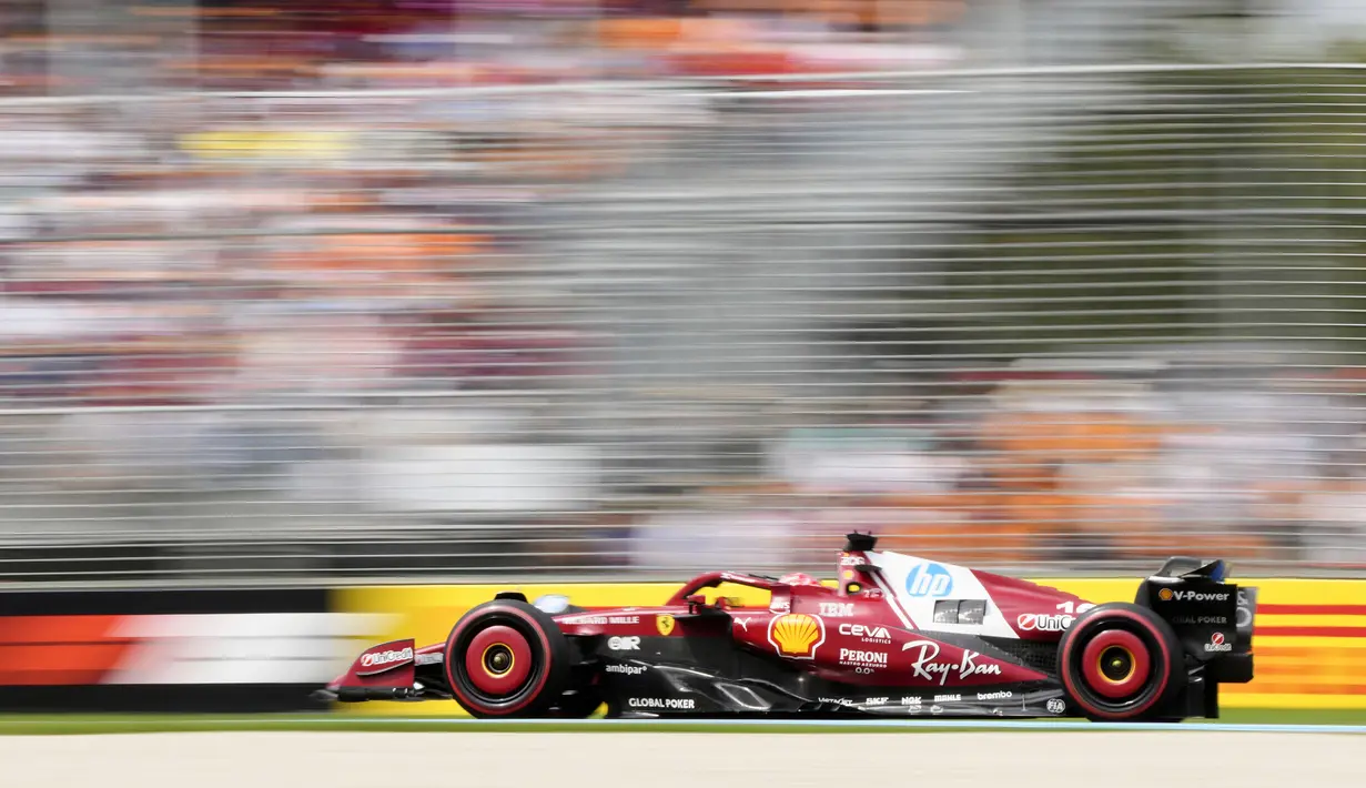 Pembalap Ferrari, Charles Leclerc memacu mobilnya dalam sesi latihan bebas Formula 1 GP Australia 2025 di Sirkuit Albert Park, Melbourne, Australia pada Sabtu (15/03/2025). (AP Photo/Asanka Brendon Ratnayake)