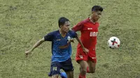 Pemain UMM berebut bola dengan pemain UPI pada laga Torabika Cup 2017 di Stadion Cakrawala, Malang, Rabu (22/11/2017). UMM kalah 0-1 dari UPI. (Bola.com/M Iqbal Ichsan)