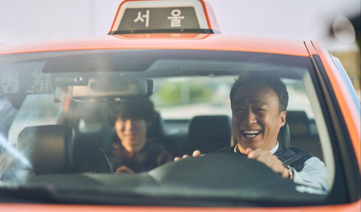 Dengan genre thriller yang mendebarkan, "A BLOODY LUCKY DAY" akan tayang pada November 2023.