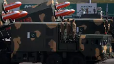 Sejumlah prajurit Pakistan berdiri di samping rudal siluman Babur saat parade Hari Militer Pakistan di Islamabad, Pakistan, (23/3). Parade ini memperingati Resolusi Lahore, perpisahan kaum Muslim dari Kerajaan Britania India. (AFP Photo / Aamir Qureshi)