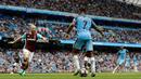 Raheem Sterling saat membawa bola saat ingin melewati pemain West Ham United di liga Inggris di Stadion Etihad, Inggris (28/8). Sterling sudah mencetak 2 gol dan 4 assist yang merasa ia terlahir kembali. (Reuters/Darren Staples)
