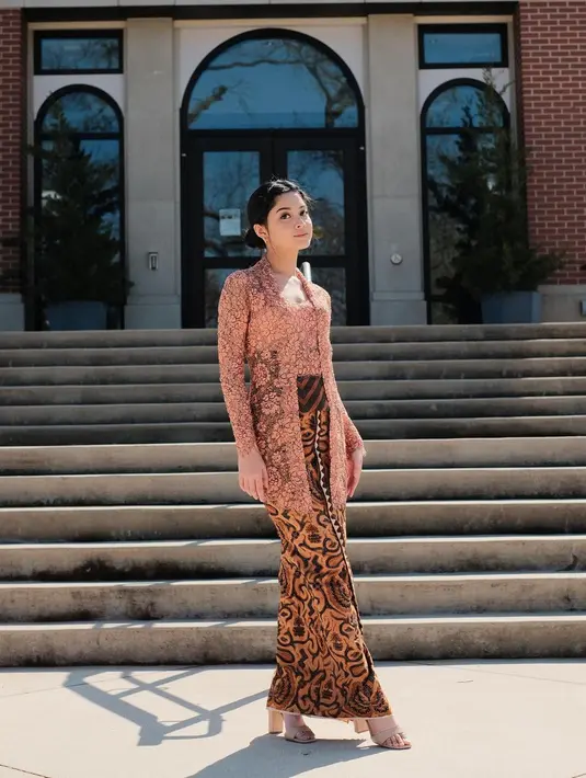 Sama seperti Beby Tsabina, Yoriko Angeline juga baru saja lulus di Western Michigan University dengan predikat Summa Cum Laude. Ia mengenakan kebaya cokelat lace dengan motif floral dari desainer Didiet Mualana lewat brandnya Svarna by Ikat Indonesia di momen wisuda. [@yorikooangln_]