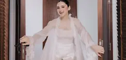 Dalam suasana intimate jelang resepsi pernikahannya di Bali, Syifa tampil manis mengenakan bridal robe bernuansa soft dan feminin yang berbeda dari biasanya. [@hiantjen].