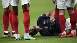 Bek timnas Prancis, Lucas Hernandez meringis kesakitan di lapangan pada penyisihan  Grup D Piala Dunia 2022 kontra Australia di Al Janoub Stadium, Rabu (23/11/2022) dini hari WIB. Lucas Hernandez mengalami cedera ligamen anterior cruciatum (ACL) di lutut kanannya. (AP Photo/Christophe Ena)