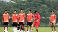 Pelatih Arema, Joko 'Getuk' Susilo, memberikan instruksi. (Bola.com/Iwan Setiawan)
