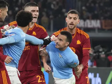 Pemain Lazio, Pedro, bersitegang dengan pemain AS Roma pada laga perempat final Coppa Italia 2023/2024 di Stadio Olimpico, Kamis (11/1/2024). Lazio menang dengan skor tipis 1-0. (AP Photo/Gregorio Borgia)