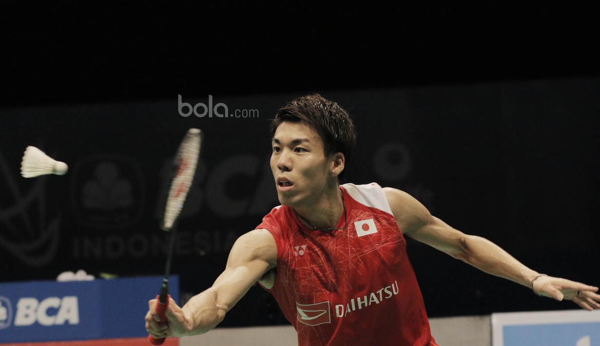 Tunggal putra Jepang, Sakai Kazumasa, mengalahkan tunggal putra India, Prannoy H.S, pada laga semifinal Indonesia Open 2017 di JCC, Sabtu, (17/6/2017). Sakai menang 17-21 28-26 21-18. (Bola.com/M Iqbal Ichsan)