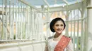 Tampil anggun seperti Erina Gudono dengan kebaya klasik tanpa payet berwarna putih dan selendang batik berwarna merah bata. [Instagram/erinagudono]
