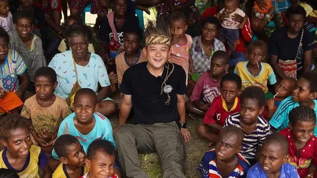 Bobon Santoso bersama anak Papua. (Instagram.com/@bobonsantoso)