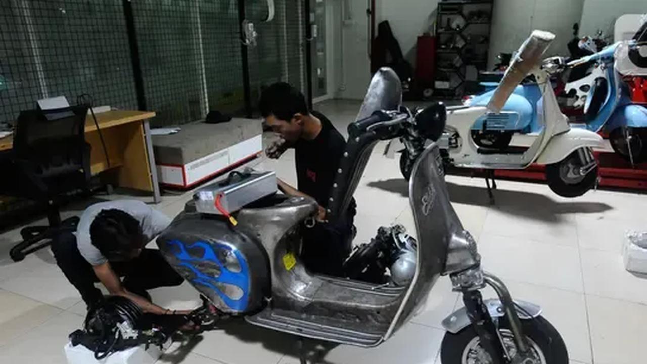 Terdapat pertimbangan bahwa pemberian insentif motor listrik harusnya hanya berdasarkan KTP atau nomor induk kependudukan.