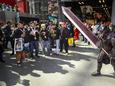 Seorang cosplayer di New York Comic Con 2022 berdandan sebagai Guts dari Berserk. (Foto: Charles Sykes/Invision/AP)