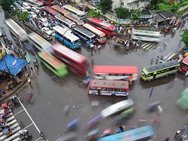 Suasana arus lali lintas di sebuah persimpangan di Dhaka, Bangladesh, (23/7). Kecepatan lalu lintas rata-rata di Dhaka menurun dari 21 km per jam menjadi 7 km per jam dalam 10 tahun terakhir. (AFP Photo/ Munir Uz Zaman)