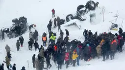 Tim penyelamat mencari korban salju longsor di Bahcesehir, Provinsi Van, Turki, Rabu (5/2/2020). Kabut dan hujan salju lebat mempersulit usaha penyelamatan. (Yilmaz Sonmez/IHA via AP)