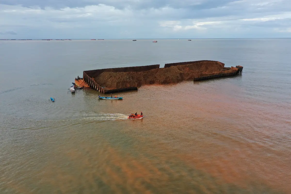 Kapal tongkang karam di Pantai Batu Gong Kecamatan Lalonggasumeeto Konawe, menyebabkan pencemaran laut usai ore nikel yang berasal dari dalam kapal masuk ke dalam laut.(Foto:Jon K-19)