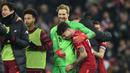 Kiper muda Liverpool, Caoimhin Kelleher menjadi sorotan usai penampilan apiknya yang berhasil membawa Liverpool memenangkan babak adu penalti melawan Leicester City pada laga Perempatfinal Carabao Cup 2021. (AFP/Oli Scarff)