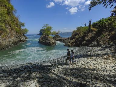 Aktivitas pengunjung saat berada di kawasan wisata Lembah Batu Pawon, Dusun Nglumpang, Panggul, Trenggalek, Jawa Timur. (merdeka.com/Arie Basuki)