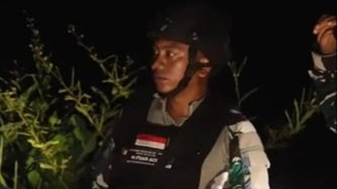 "Saya terkejut dengan kondisi pos yang kecil dan menemukan banyak lubang bekas tembakan peluru," kata Bobon dalam video.