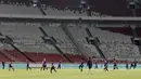 Pemain Thailand saat latihan jelang laga kualifikasi Piala Dunia 2022 di SUGBK, Jakarta, Senin (9/9). Thailand akan berhadapan dengan Indonesia. (Bola.com/M Iqbal Ichsan)