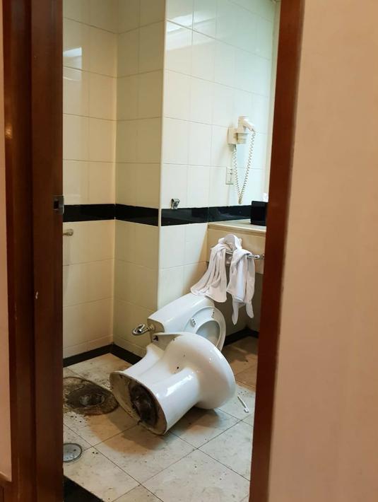 Kondisi kamar mandi di sebuah kamar yang ditempati politisi Partai Demokrat berinisial AA seusai penggeledahan di hotel kawasan Slipi, Jakarta, Senin (4/3). AA ditangkap karena narkoba. (Liputan6.com/HO/Dit Narkoba Mabes Polri)